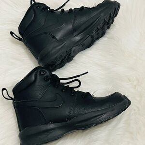 Nike Manoa Boys Boots Size 13C
